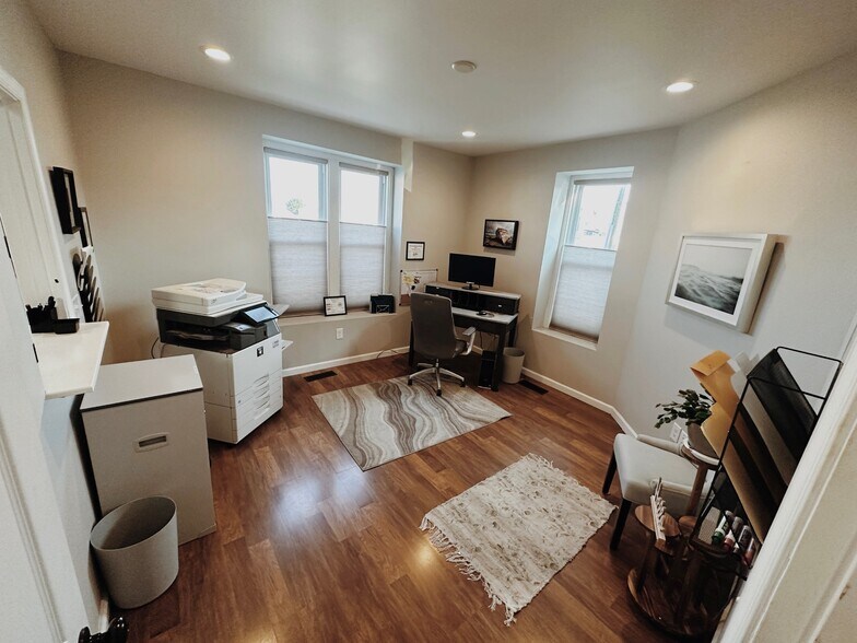 More Photos Of 104 E Pine St, Georgetown Office Residential For Lease