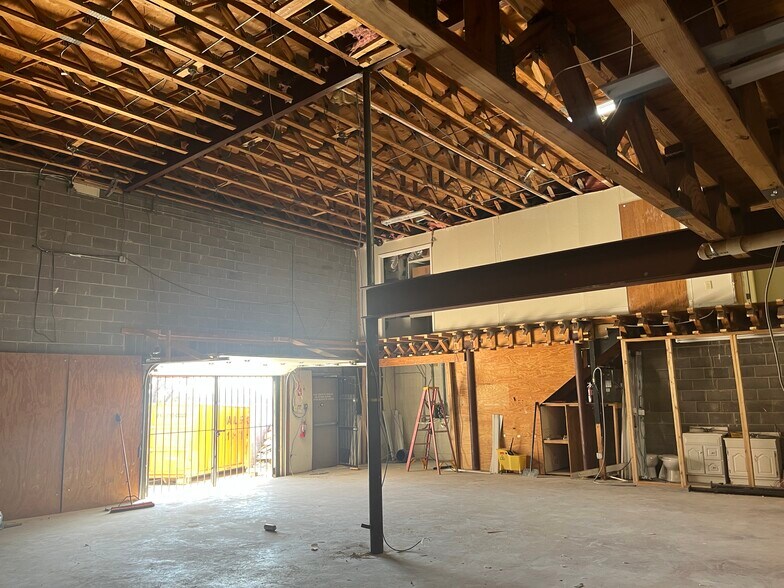 More Photos Of 2502 Harry Wurzbach Rd, San Antonio Flex For Sale