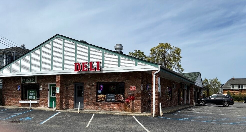 Primary Photo Of 117 Main St, East Islip Freestanding For Lease