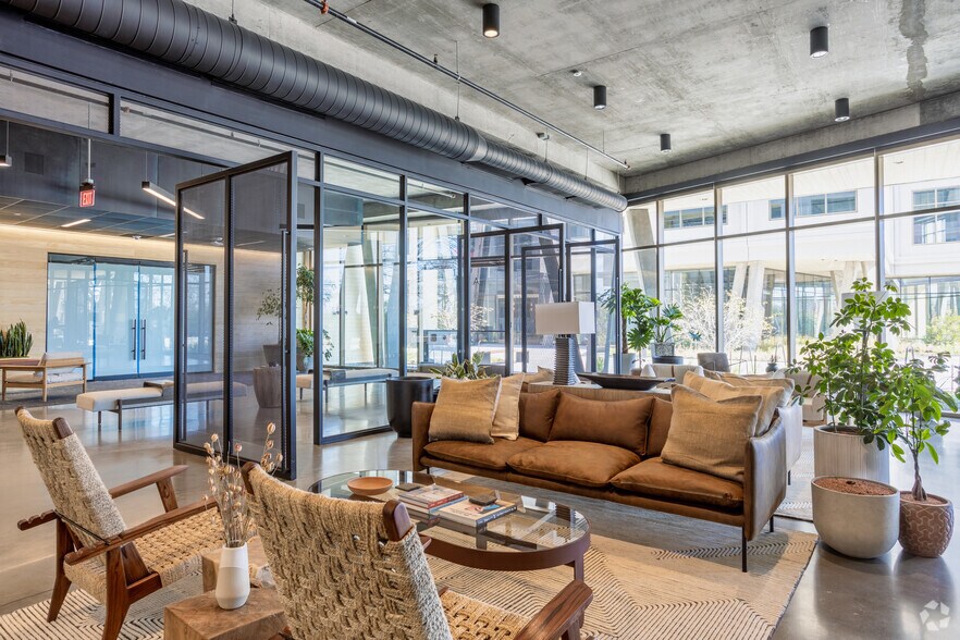 More Photos Of 3232 E Cesar Chavez St, Austin Office For Lease