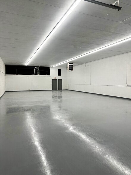 More Photos Of 200-220 W Ridge Rd, Villa Park Warehouse For Lease