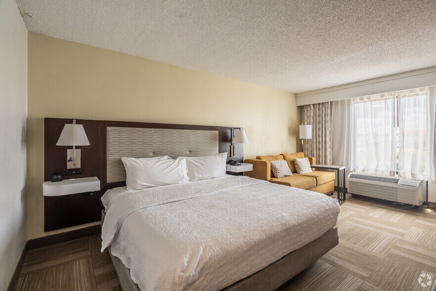 More Photos Of 8620 Airport Blvd, Houston Hotel For Sale