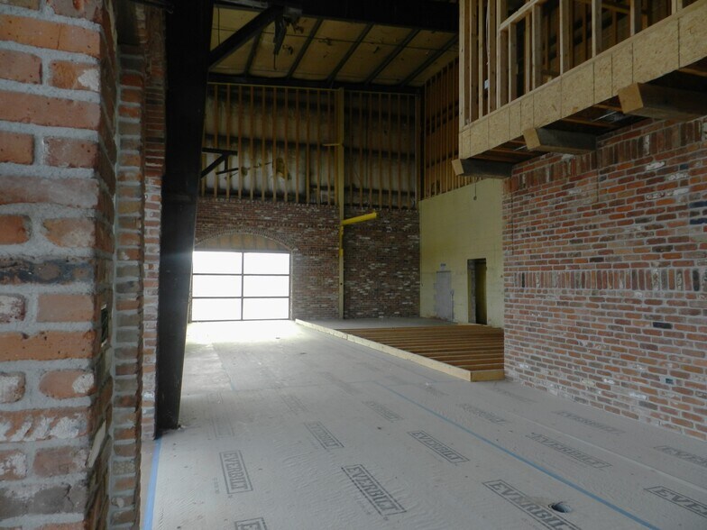 More Photos Of 2520 N River Rd, Olathe Warehouse For Sale