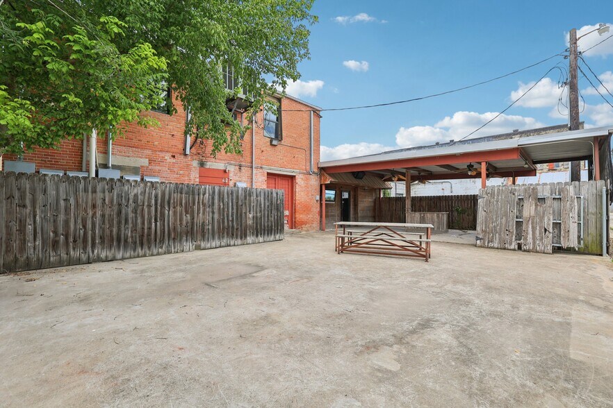 More Photos Of 113 N Main St, Moulton Bar For Sale