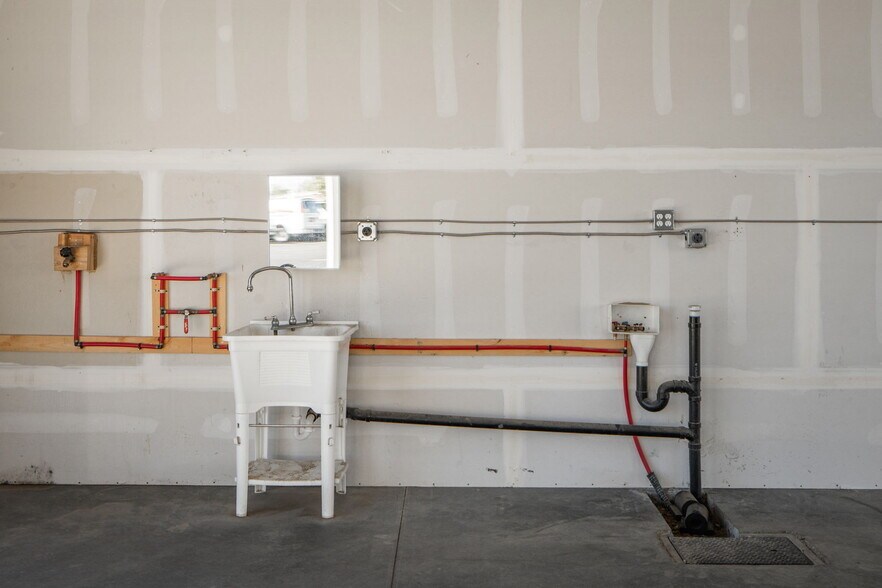 More Photos Of 2700 N Lake Valley Rd, Prescott Valley Light Manufacturing For Sale