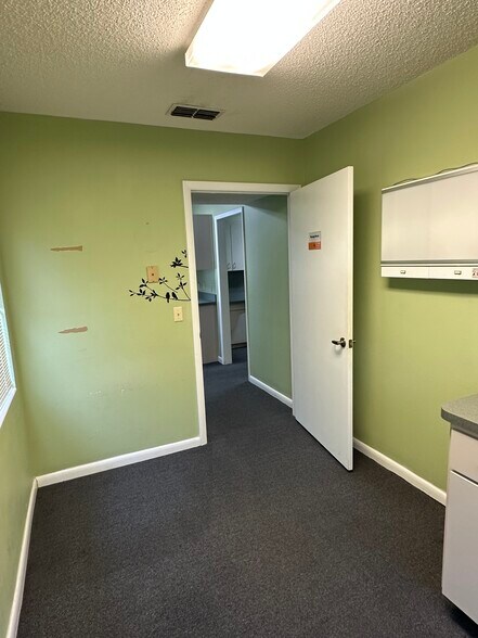 More Photos Of 402 W Highlands Blvd, Inverness Medical For Sale