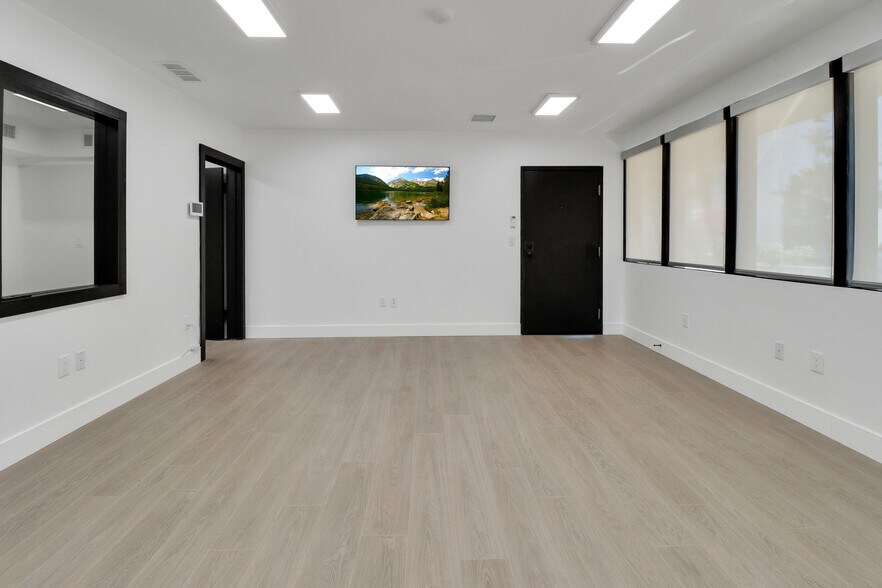 More Photos Of 14852 Ventura Blvd, Sherman Oaks Loft Creative Space For Lease