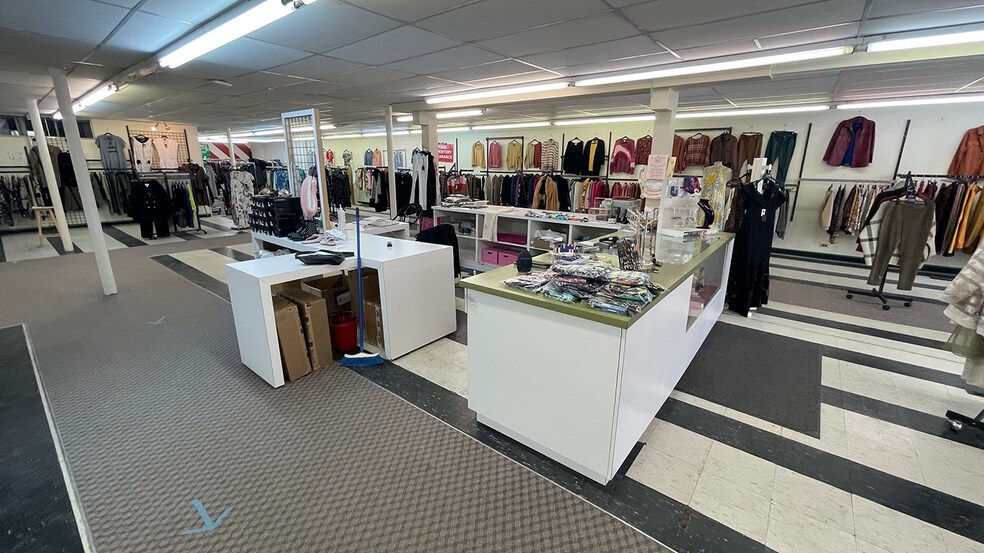 More Photos Of 3411 Roblin Blvd, Winnipeg Freestanding For Sale