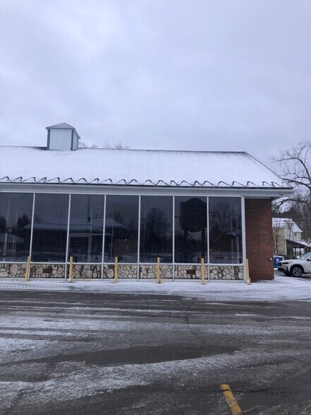 More Photos Of 27 Franklin St, Springville Office For Lease