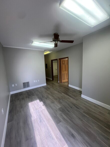 More Photos Of 1375 Kemper Meadow Dr, Forest Park Office Residential For Lease