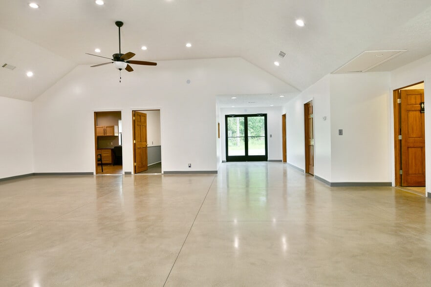 More Photos Of 3019 Parkman Rd NW, Warren Flex For Sale