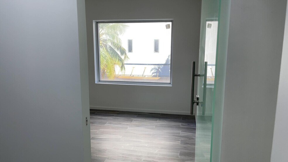 More Photos Of 39 NE 1st Ave, Miami Storefront Retail Office For Lease