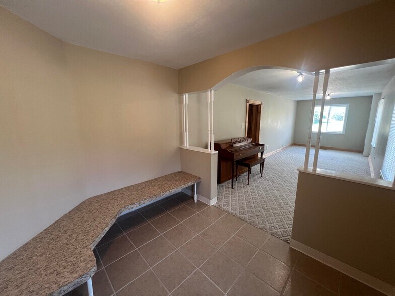 More Photos Of 380 S Main St, De Graff Light Manufacturing For Sale