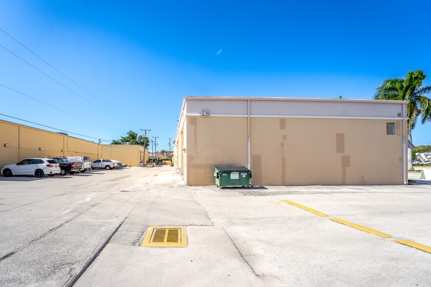 More Photos Of 182 Glades Rd, Boca Raton Freestanding For Lease