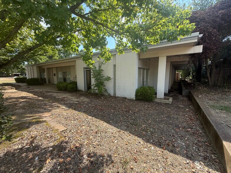 More Photos Of 170 8th St SE, Paris Office For Sale