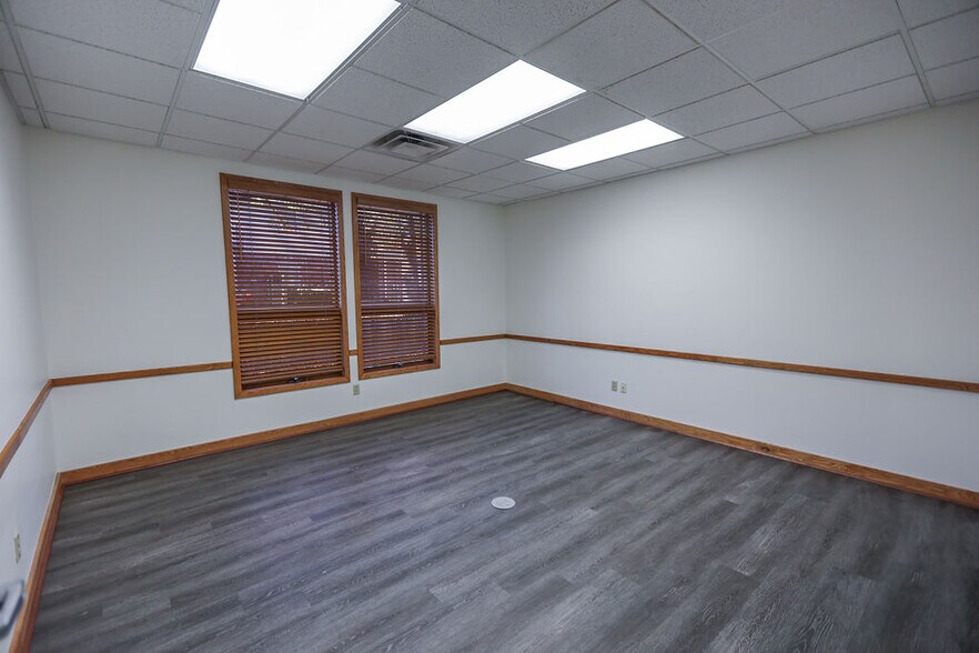 More Photos Of 1615 S Ingram Mill Rd, Springfield Office For Lease