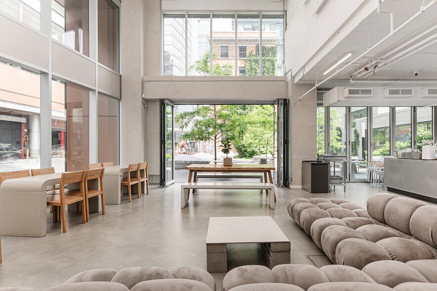 More Photos Of 1268 Rue Saint-Antoine O, Montréal Apartments For Sale