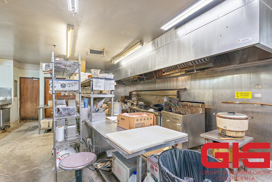 More Photos Of 14745 Palmdale Rd, Victorville General Retail For Sale