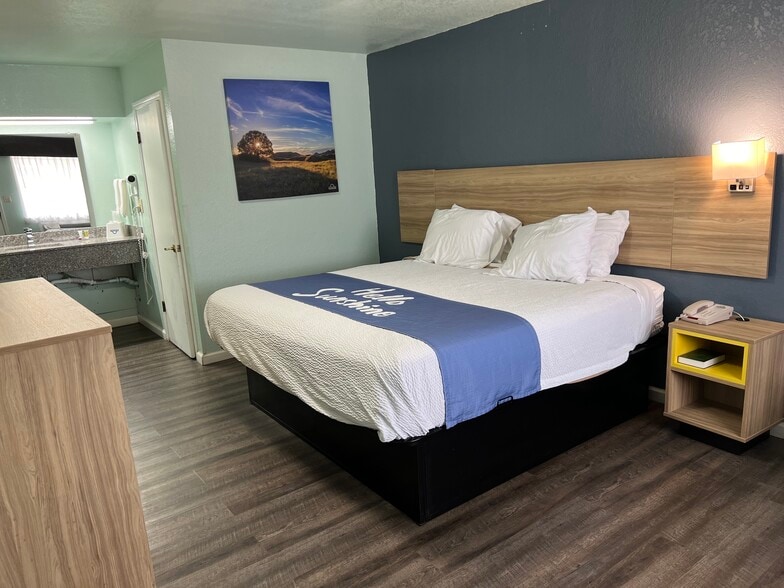 More Photos Of 1901 E 1st St, Pratt Hotel For Sale