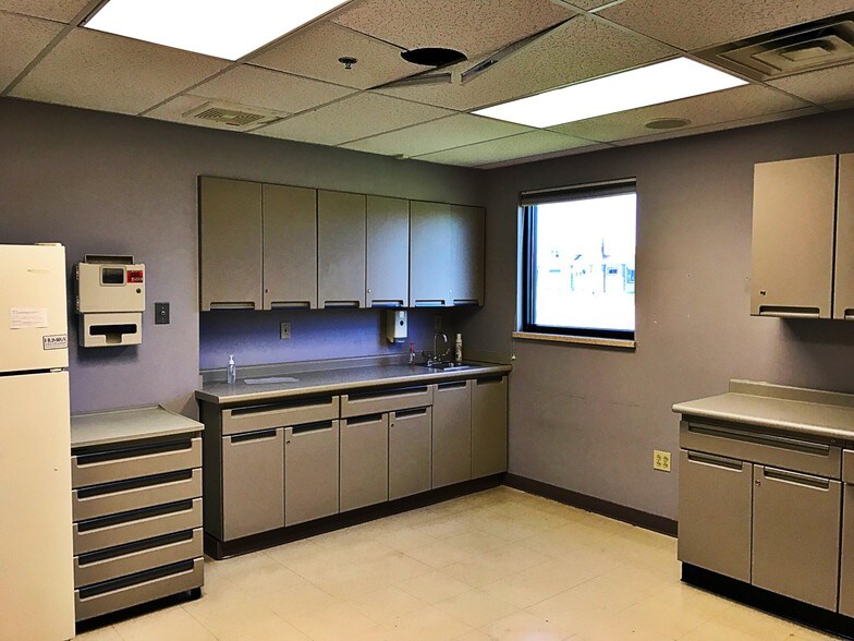 More Photos Of 1515 S Green Bay Rd, Racine Medical For Lease