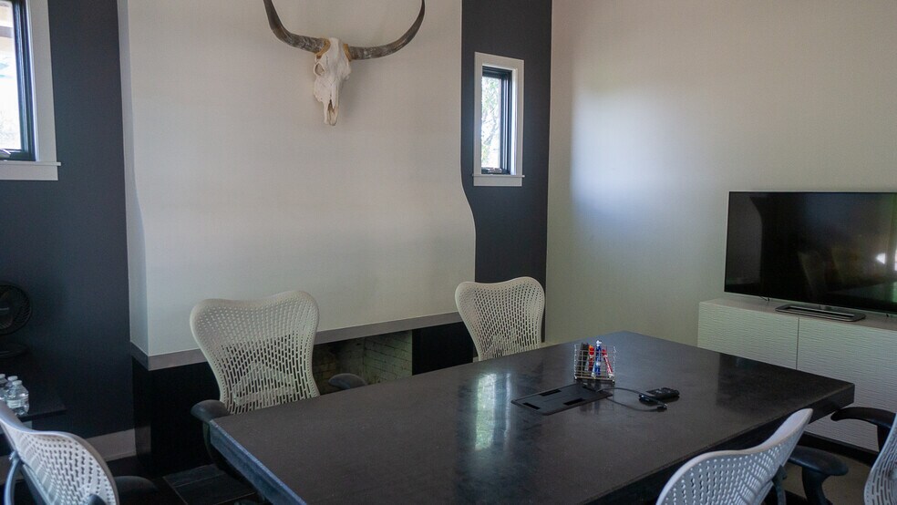 More Photos Of 106 Bagdad Ave W, Round Rock Office For Sale