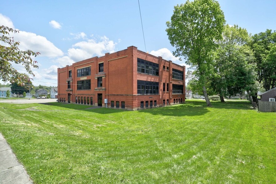 More Photos Of 1101 E 2nd St, Jamestown Schools For Sale