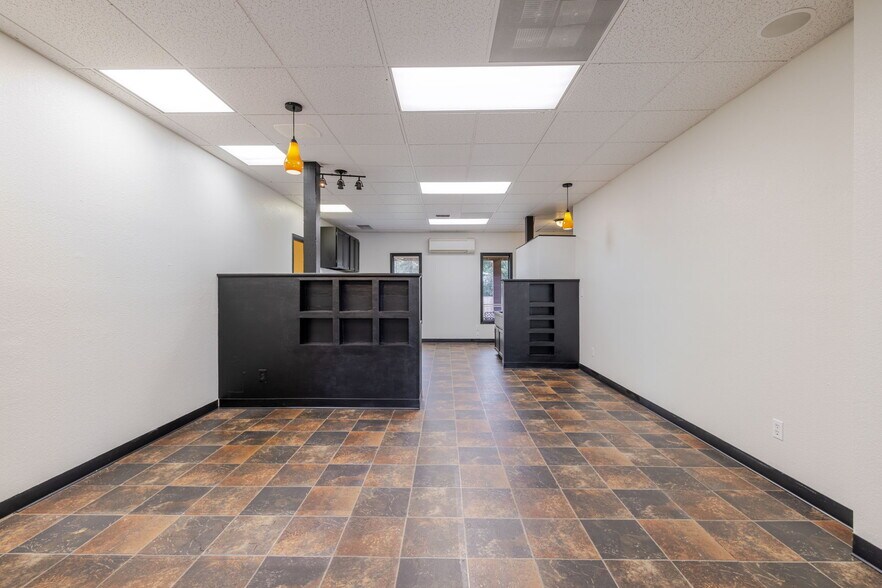 More Photos Of 220 W Cascade Ave, Sisters Storefront Retail Office For Lease