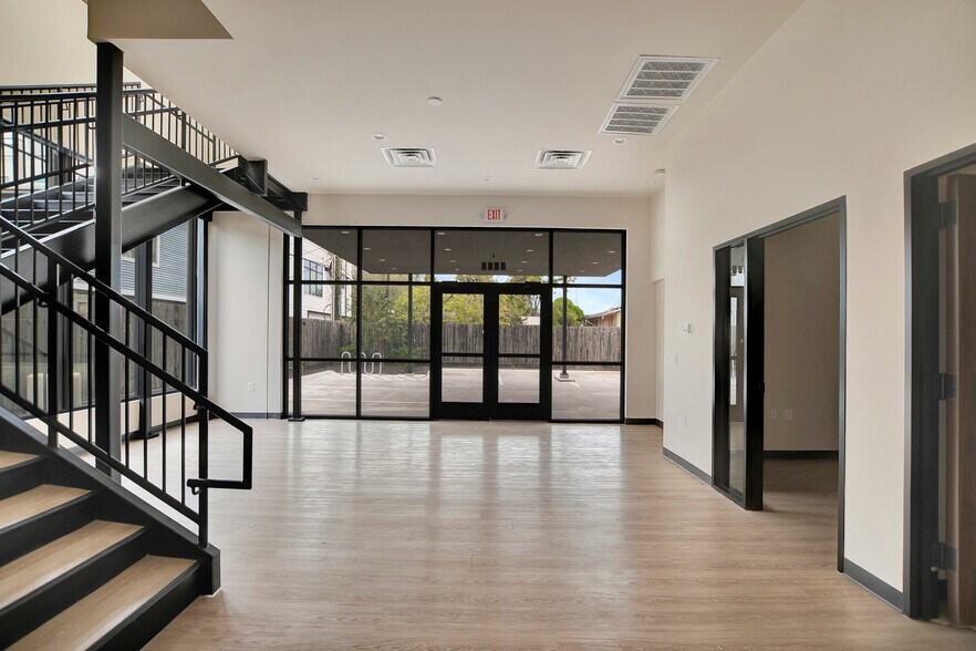 More Photos Of 1009 Yale St, Houston Freestanding For Lease