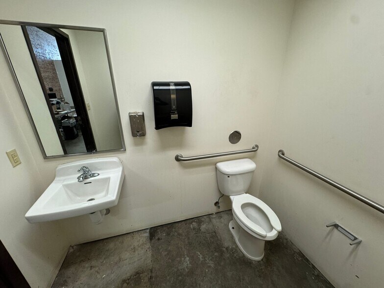 More Photos Of 258 Poplar Ave, Memphis Storefront Retail Office For Lease