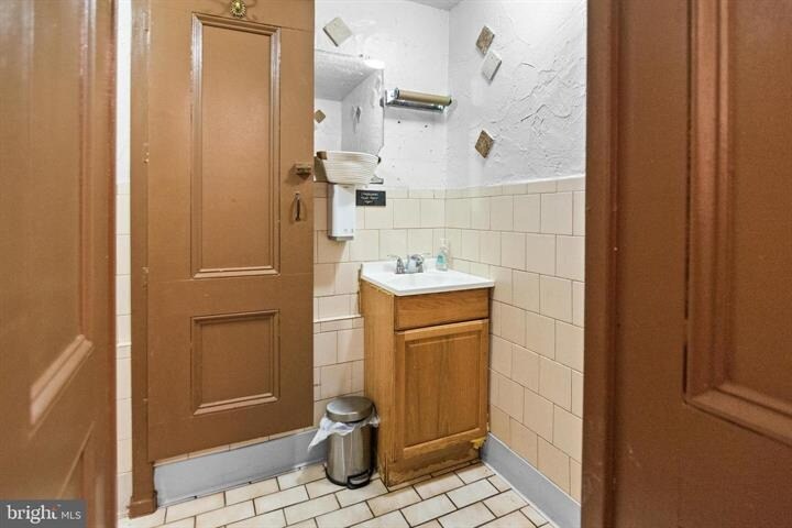 More Photos Of 2112 Fleet St, Baltimore Bar For Sale