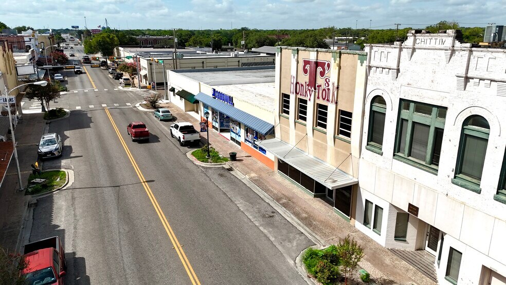 More Photos Of 209 N Washington St, Beeville Bar For Sale