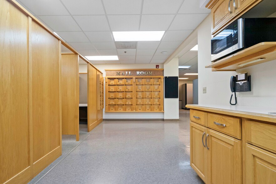 More Photos Of 1674 N Industrial Ave, Ottawa Manufacturing For Sale