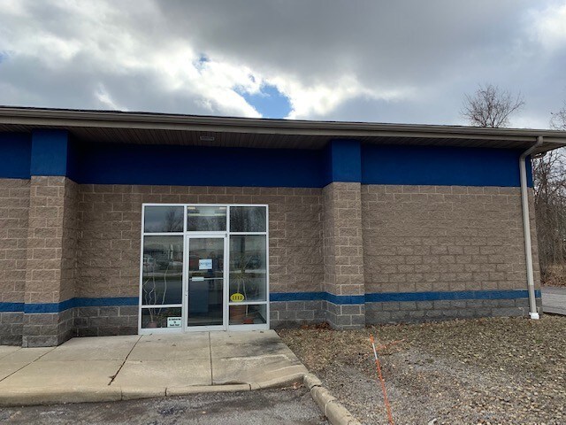 Primary Photo Of 1092-1112 N Meridian Rd, Youngstown Showroom For Lease