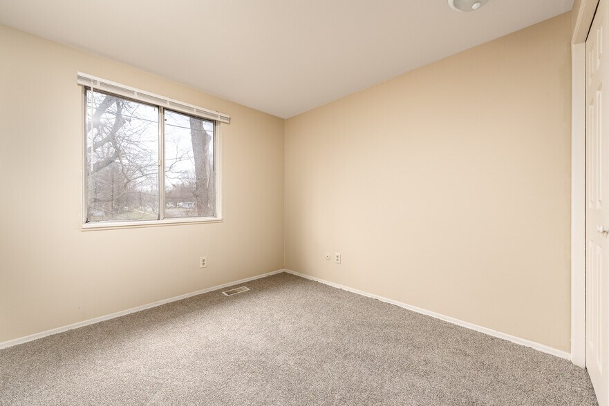 More Photos Of 1001-1003 Vincent Ct, Lansing Apartments For Sale