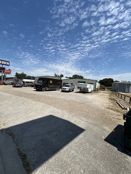 Primary Photo Of 440 N Broadway St, Joshua Manufacturing For Lease