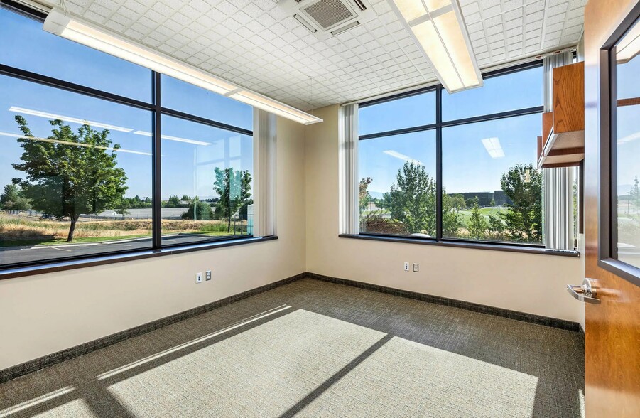 More Photos Of 704 E United Heritage Ct, Meridian Office For Sale