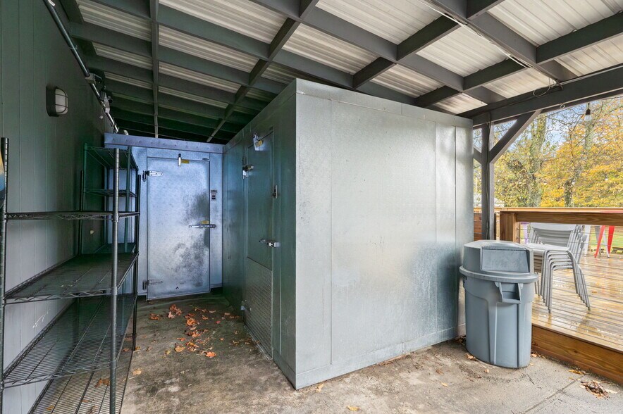 More Photos Of 17 S Main St, Brooklyn Freestanding For Sale