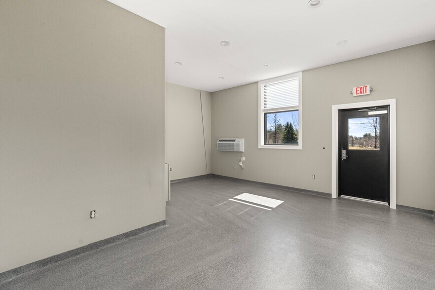 More Photos Of 170 Scott Swamp rd, Farmington Unknown For Lease