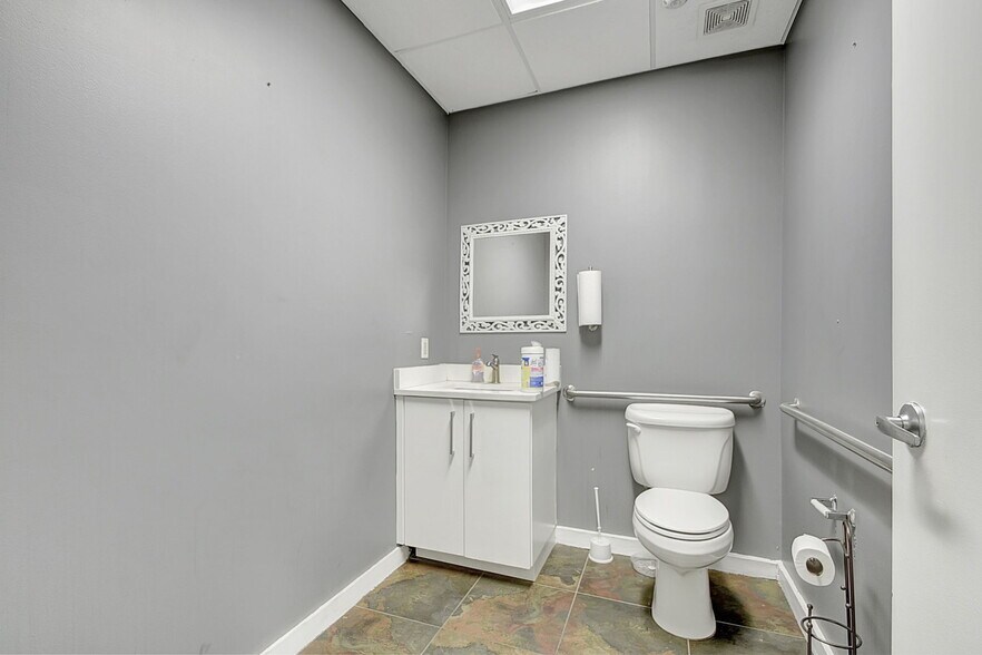 More Photos Of 7150 Seacrest Blvd, Lantana Showroom For Sale