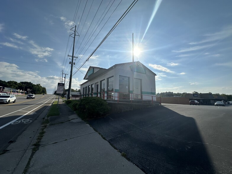 Primary Photo Of 4000 SW Chapman Hwy, Knoxville Bank For Lease