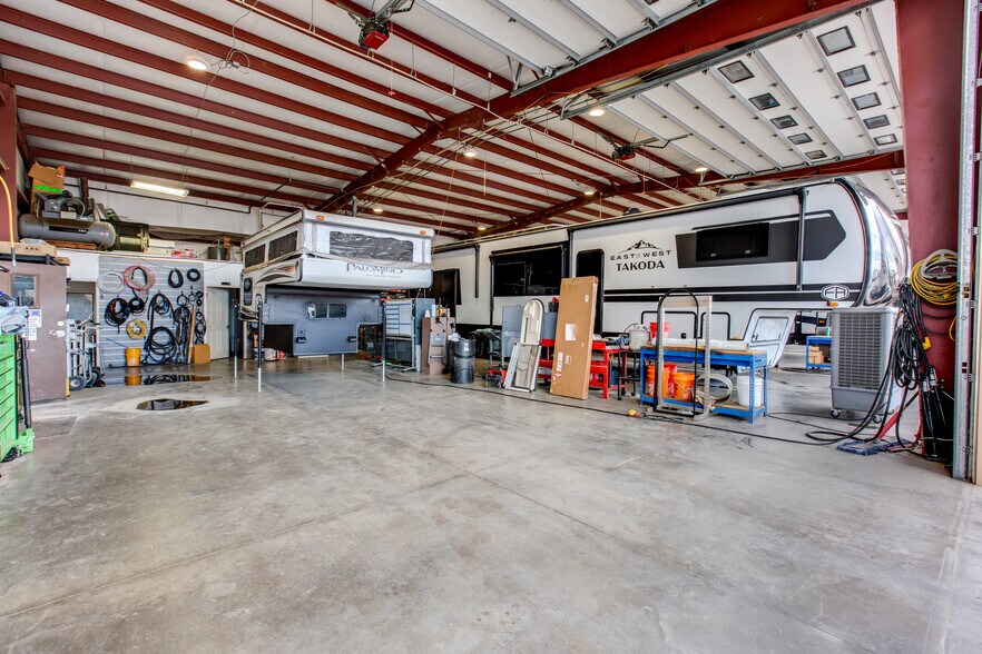 More Photos Of 4081 Camelot Cir, Longmont Showroom For Sale