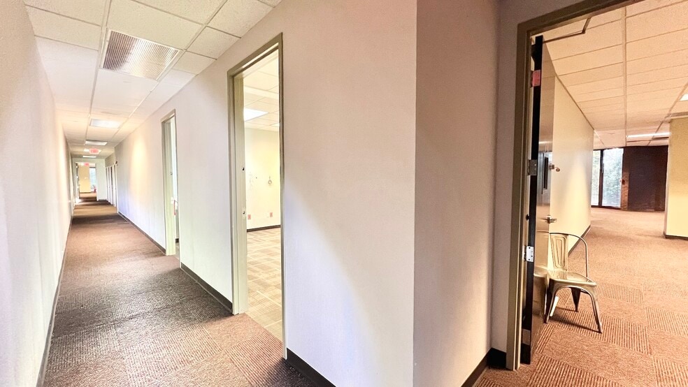 More Photos Of 8800 Roswell Rd, Sandy Springs Office For Sale
