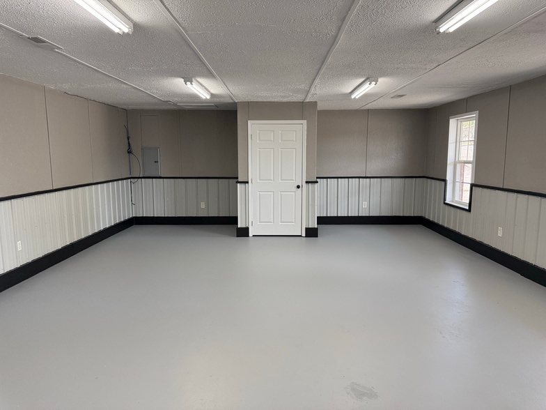 More Photos Of 911 US-25E, White Pine Flex For Lease