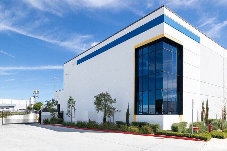 More Photos Of 16161 Raymer St, Van Nuys Industrial For Lease