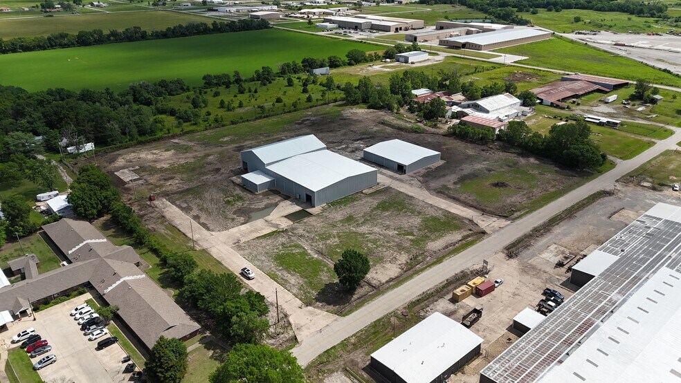 More Photos Of 1100 E 14th St, Dewey Warehouse For Lease