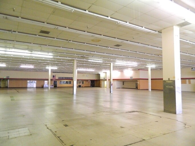 More Photos Of 2334 E South Blvd, Montgomery Freestanding For Lease