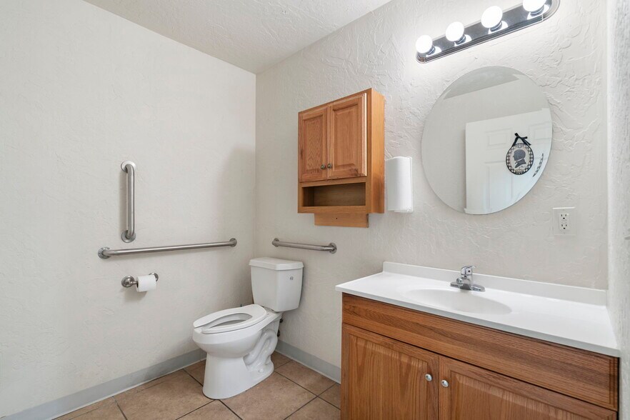 More Photos Of 1110 N Gerald St, Nixa Warehouse For Lease