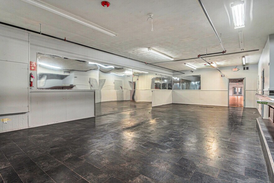 More Photos Of 6500 Railroad Ave, Omaha Restaurant For Sale