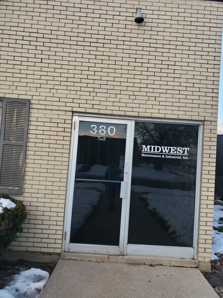 More Photos Of 380 Bennett Dr, Elk Grove Village Warehouse For Lease