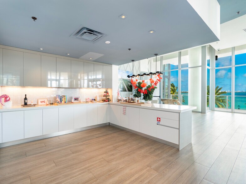 More Photos Of 2955 NE 7th Ave, Miami Storefront Retail Office For Sale